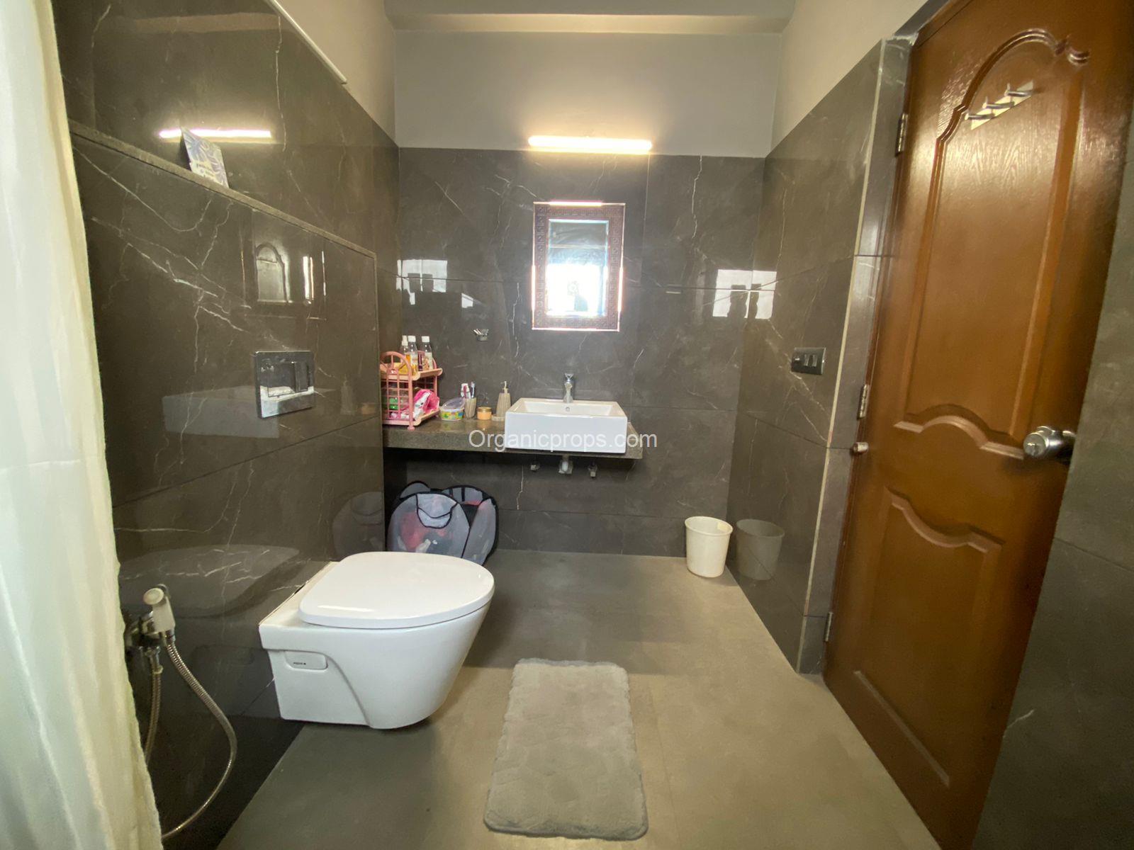 4 BHK FLAT ON SALE 